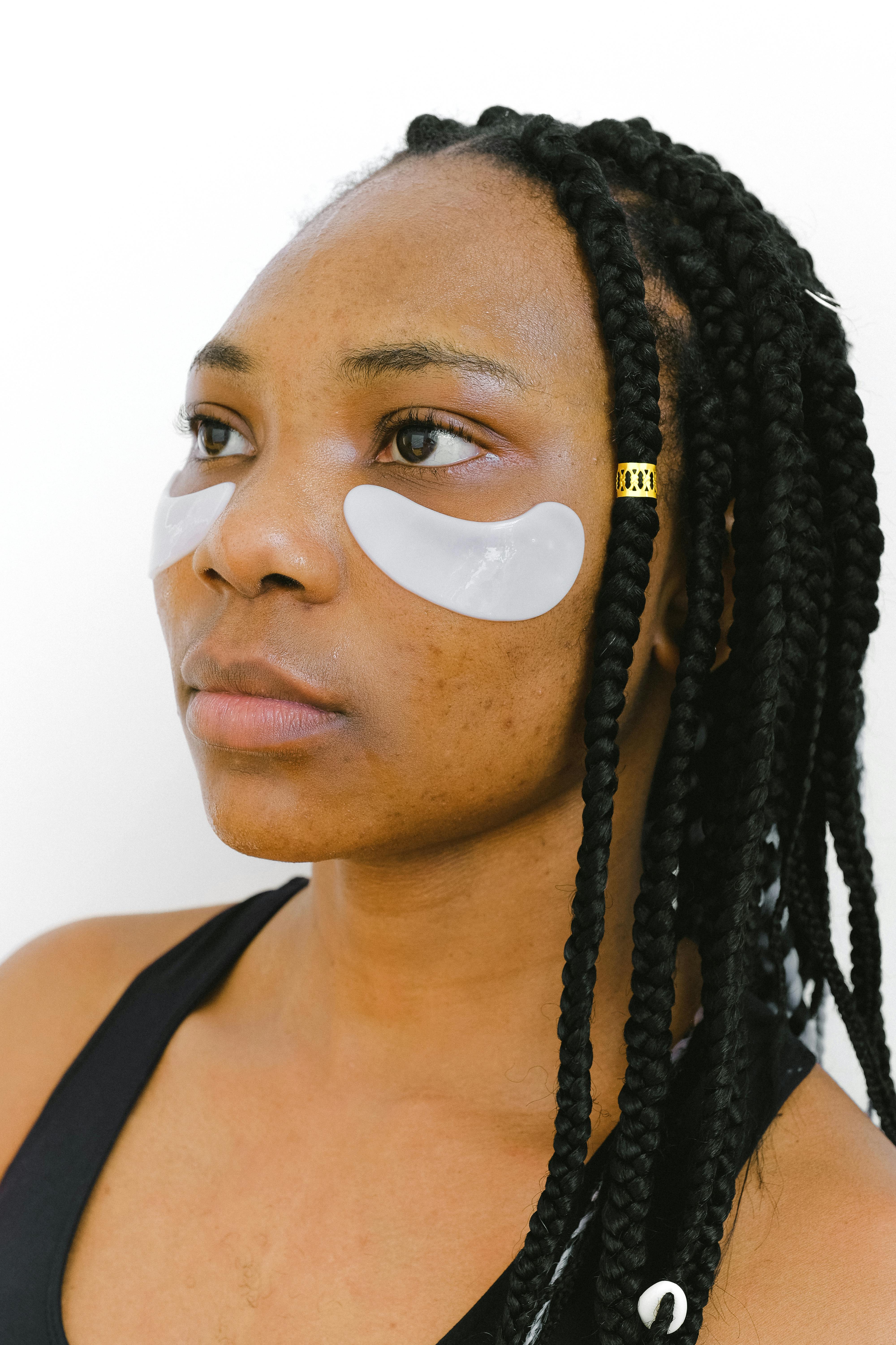 热播推荐：夜色人像氛围图